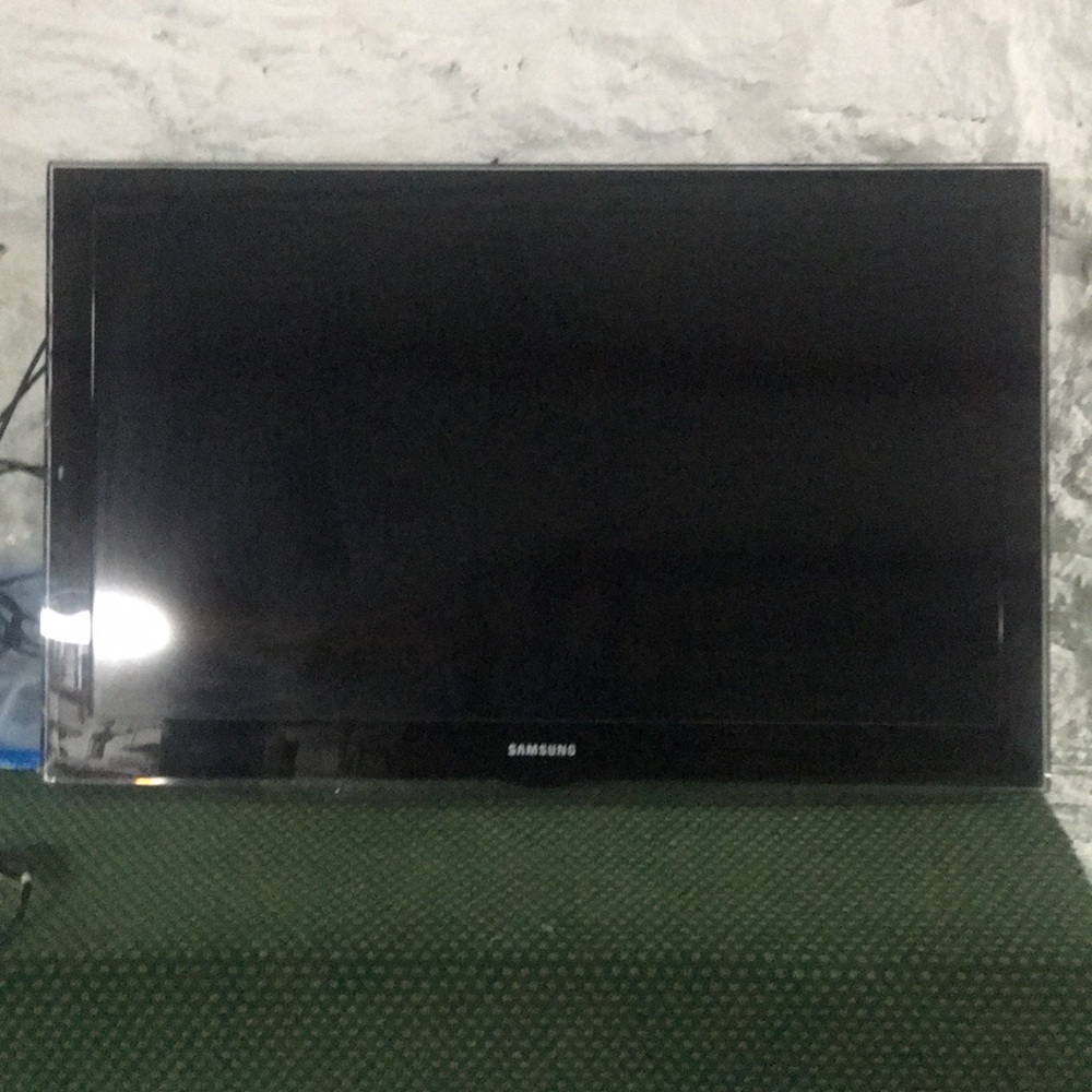Samsung 40" for sell negotiable , works as new